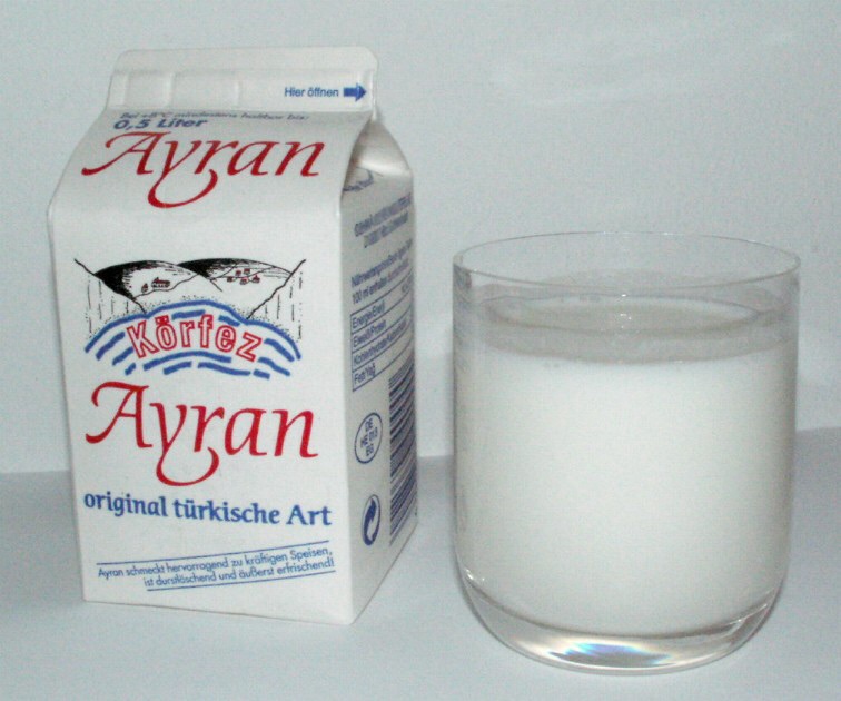 Чем отличается айран. Турецкий Айран Ayran. Кефир Тан Айран. Тан турецкий Айран. Айран это кисломолочный продукт.