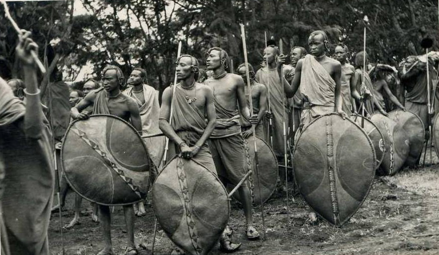 Племя 30. Воин Масаи. Масаи оружие Масаев. Африканский воин.