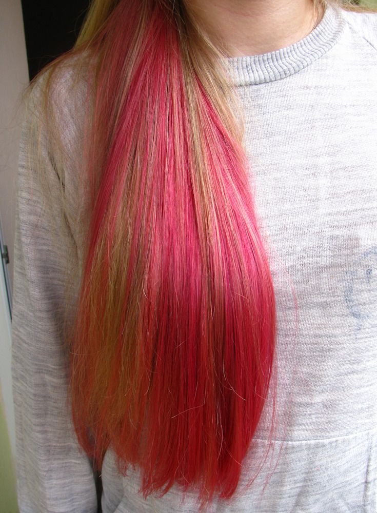 Как покрасить волосы тоником в домашних условиях. Волосы с розовыми прядями. Кончики волос розового цвета. Розовые кончики на русых. Красные кончики на русых волосах.