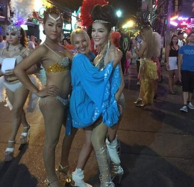 Шоу трансгендеров. Шоу трансов в Тайланде. Тайланд Пхукет трансвеститы. Таиланд парад трансвеститов. Шоу трансвеститов на Пхукете.