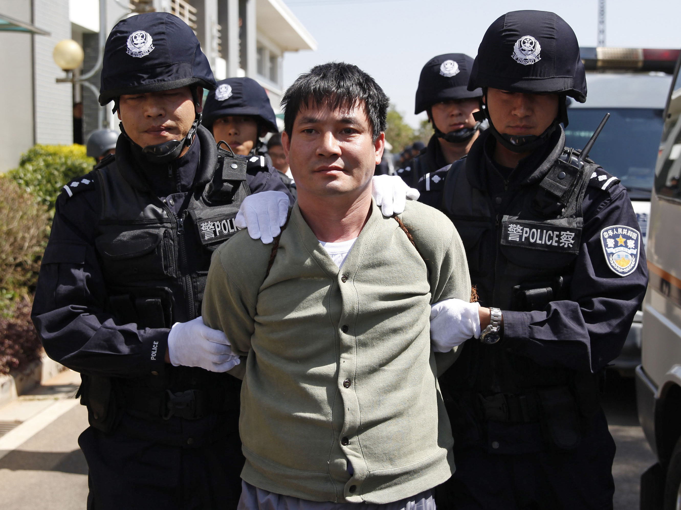 Смертная казнь в китае как проходит. Японский полицейский. Китайская полиция арест.