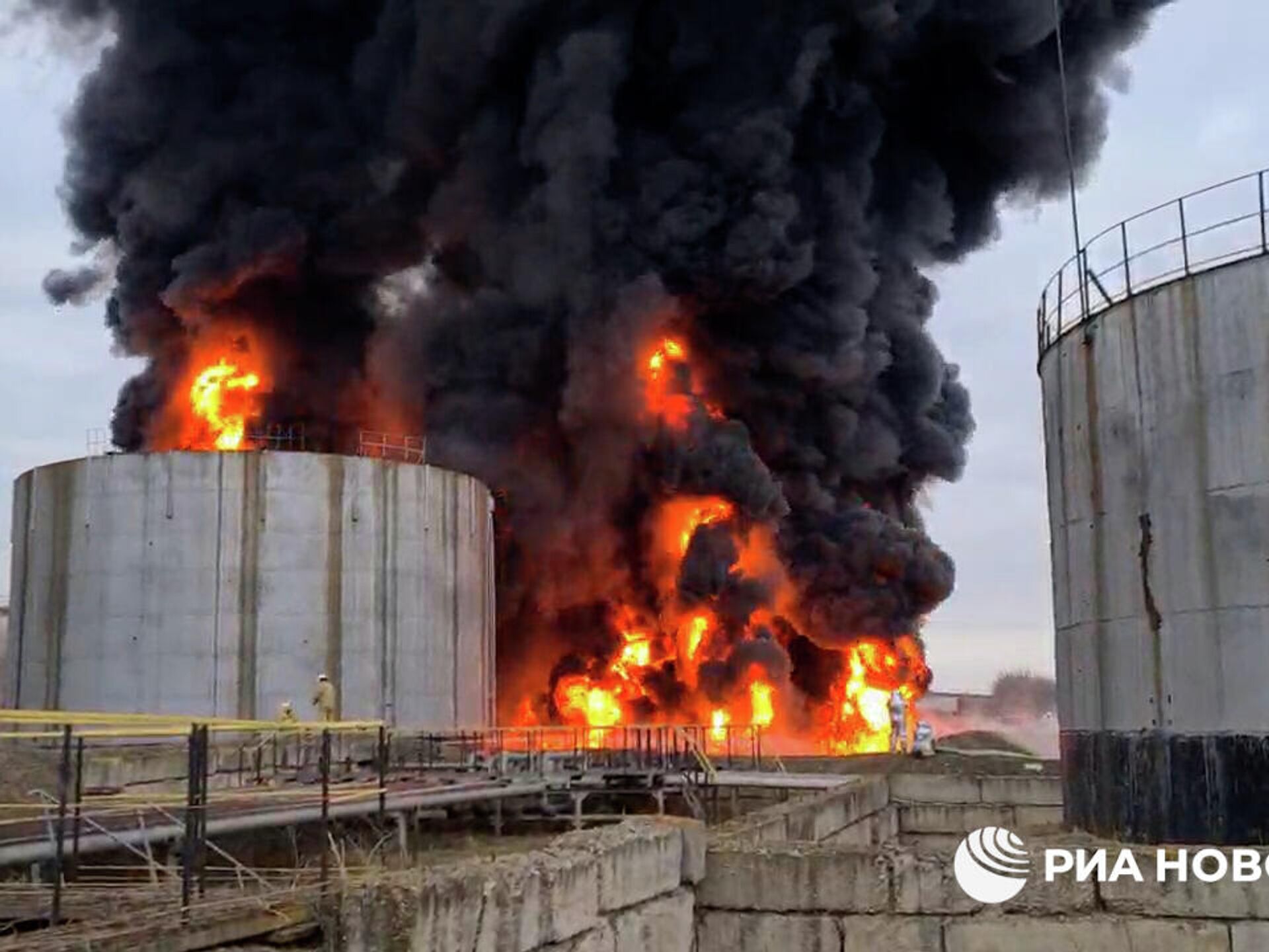 Нефтебаза в орле взрыв сегодня. Нефтебаза Луганск Руднева. Пожар на нефтебазе. Техногенные катастрофы пожары и взрывы. Горит Нефтебаза в Луганске.