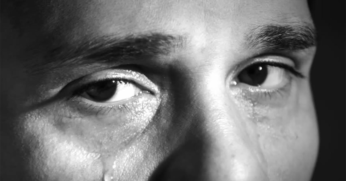 Человек плачет. Слезы мужчины. Плачущий мужчина. Фотография плачущего человека. Мужские слезы фото