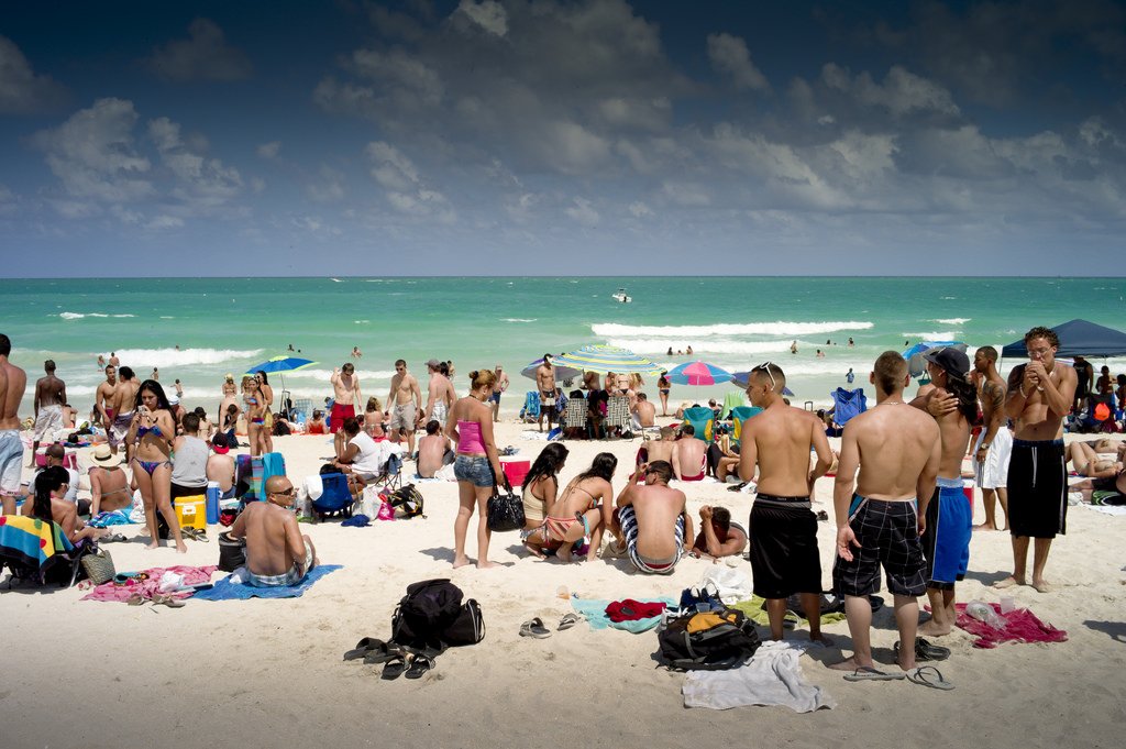 Фото с пляжа с людьми