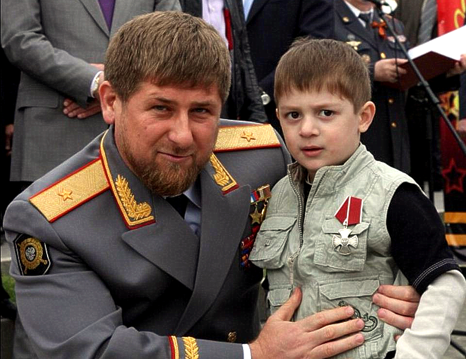 Отец награждал сына. Рамзан Кадыров генерал. Рамзан Кадыров 2007. Кадыров Рамзан Ахматович звание воинское. Рамзан Кадыров 2007 год.